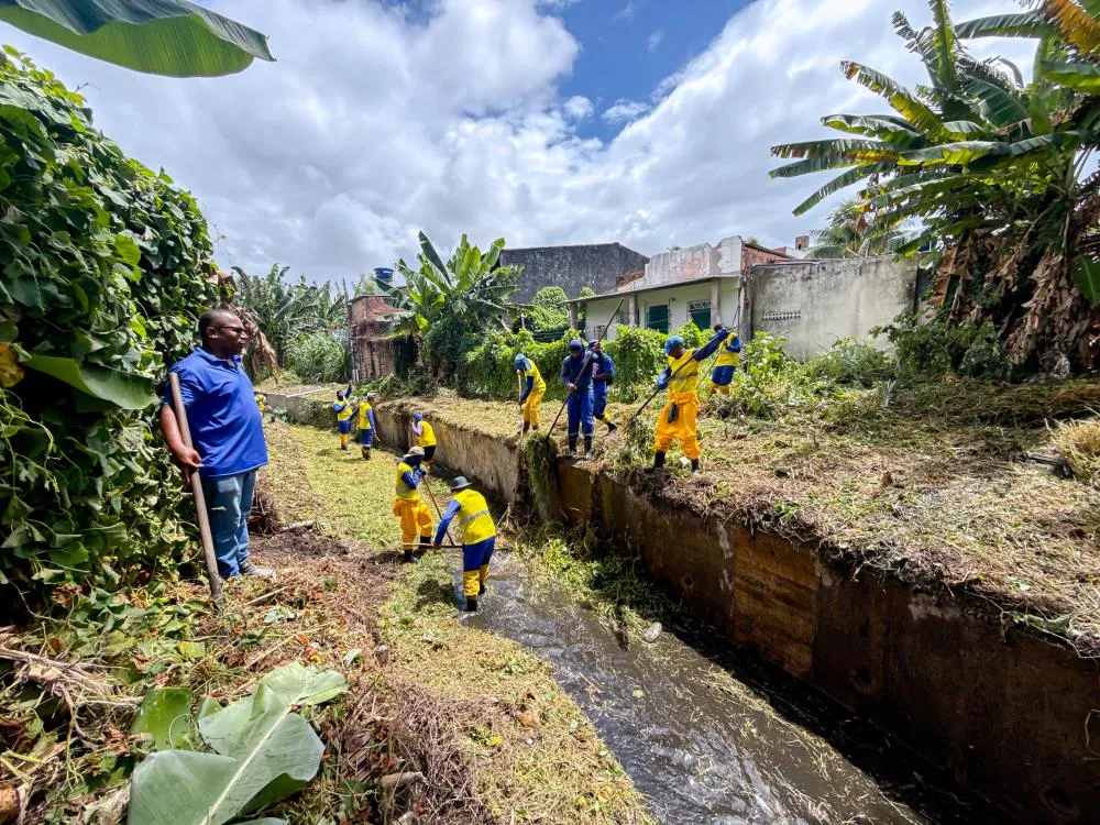 Prefeitura reforça limpeza de canal em Lagoa dos Patos, em Lauro de Freitas