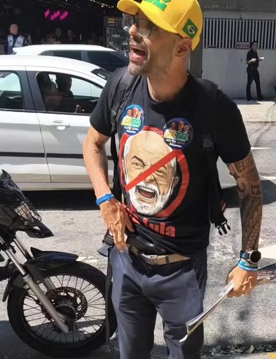 Deputado do PL exibe arma durante confusão com militantes do PSOL no Rio