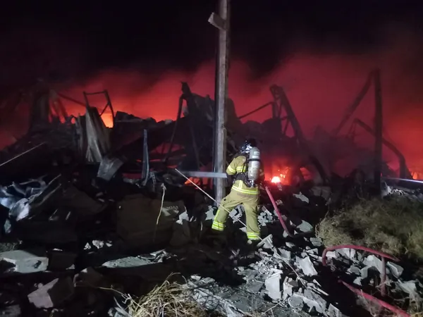 Incêndio de grandes proporções destrói galpão de distribuidora em Irecê