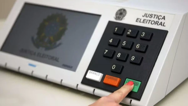 Urna é substituída após tecla travar e Justiça Eleitoral suspeitar de uso de cola