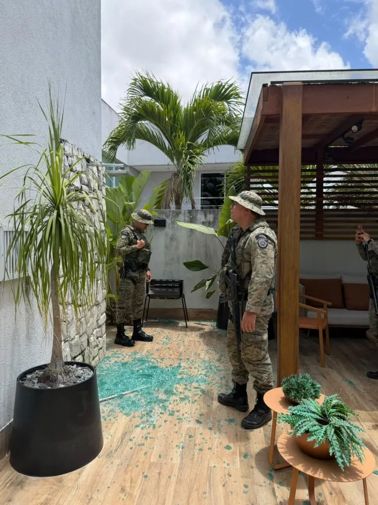 Macaco-prego invade casas, deixa feridos e é capturado pela PM em condomínio de Salvador