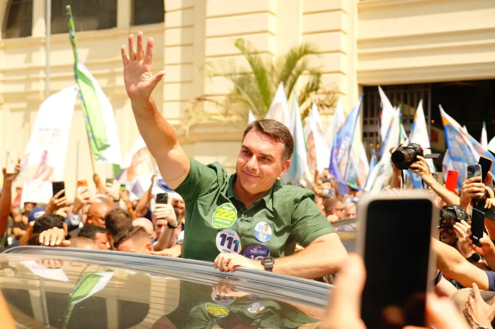 Flávio Bolsonaro diz que pretende usar maioria no Congresso para mudar a Constituição