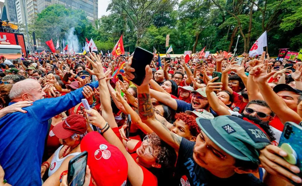 Lula aposta em três frentes para disputar votos com Flávio Bolsonaro no segundo turno