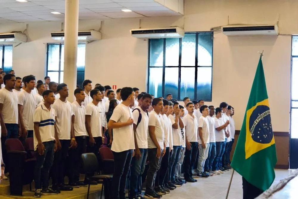 Mais de 250 jovens participam de cerimônia de Juramento à Bandeira em Mata de São João