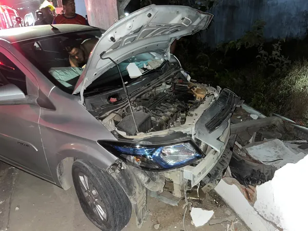 Motorista passa mal ao volante, atinge motocicleta e morre após bater em muro na Bahia