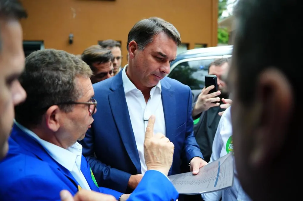 Justiça suspende homenagem a Flávio Bolsonaro em Salvador e ameaça Câmara com multa de R$ 500 mil