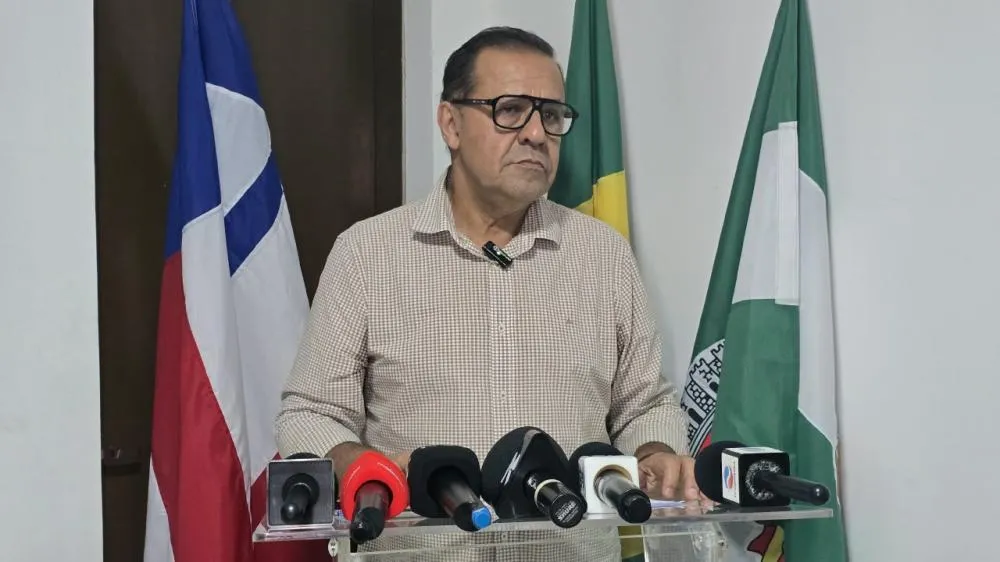 Prefeito anuncia ajuste fiscal após queda de arrecadação e suspensão de parte dos royalties